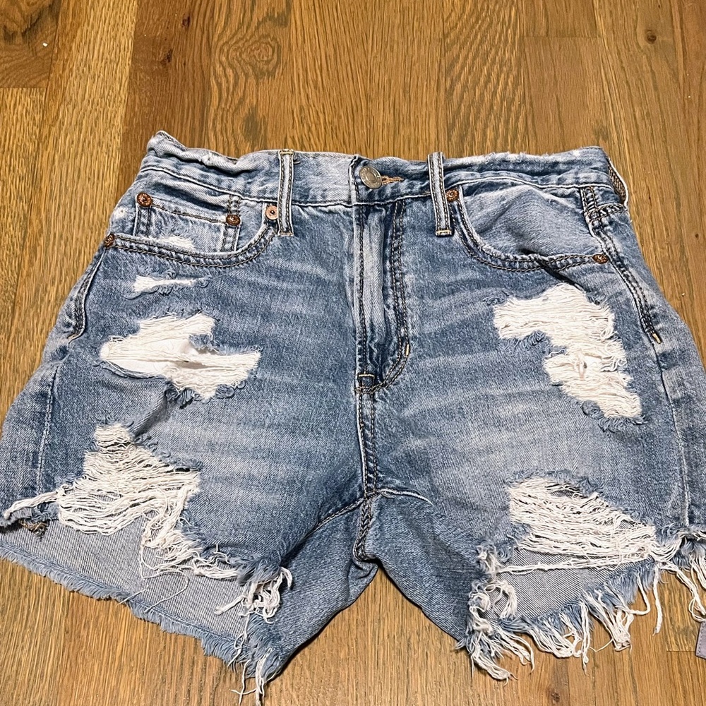 American eagle ripped demin shorts